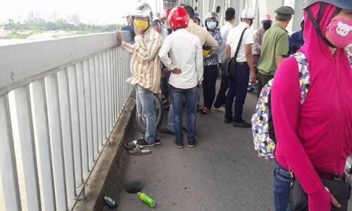 Thanh niên nghi uống thuốc diệt cỏ rồi nhảy sông Hồng