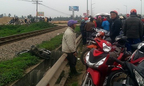 Tàu hỏa tông nát xe máy, hai nam thanh niên thương vong