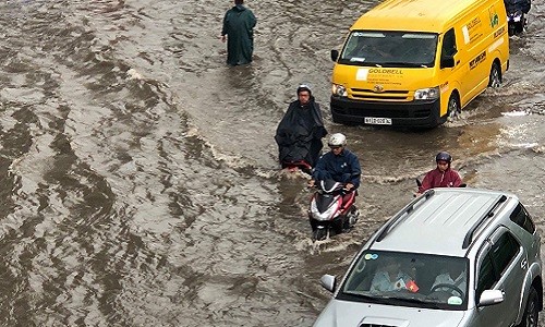 Máy bơm khủng "thất thủ", đường Nguyễn Hữu Cảnh thành sông sau cơn mưa