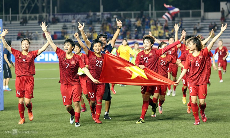 Ở lại cổ vũ tuyển nam, thầy trò ông Mai Đức Chung liên tiếp nhận tin vui tiền thưởng