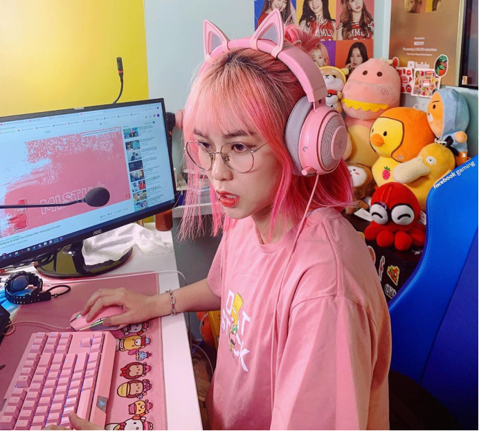 Tròn mắt với thu nhập streamer Việt: Sắm siêu xe, biệt thự "khủng"