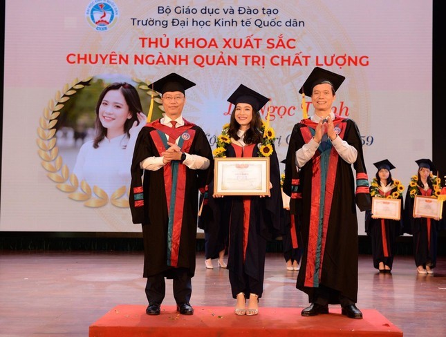 Vừa học vừa làm thêm, nữ sinh chia sẻ bí quyết thành thủ khoa 