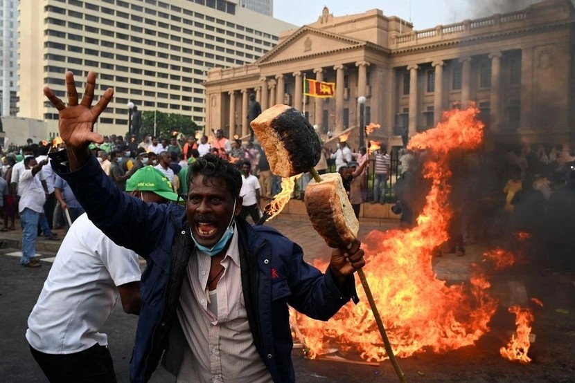 Sri Lanka lún sâu vào khủng hoảng