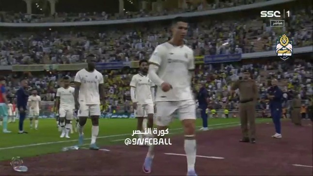 Ronaldo nổi điên đá chai nước sau trận thua, khán giả hô tên Messi