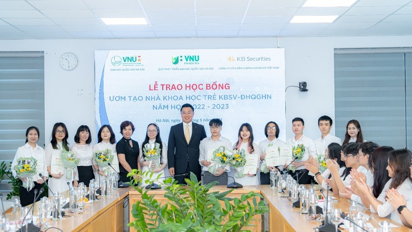 Trao học bổng cho 40 sinh viên xuất sắc của Đại học Quốc Gia Hà Nội