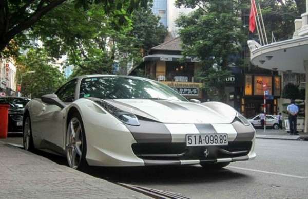 Báo Tây nể siêu xe hàng độc Ferrari 458 Italia của VN