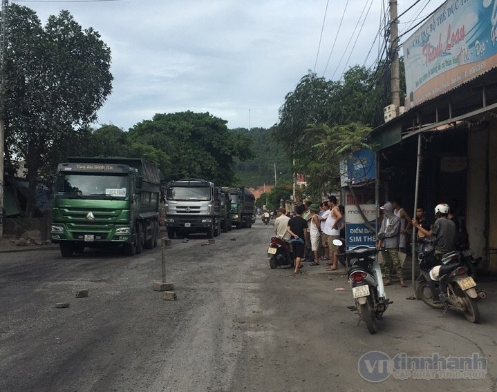 Dân chặn hơn 150 xe tải gây ô nhiễm, tắc đường 5 tiếng đồng hồ