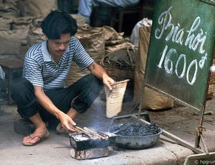 Kho ảnh khổng lồ về VN 1991-1993: Nhậu nhẹt ở Hà Nội