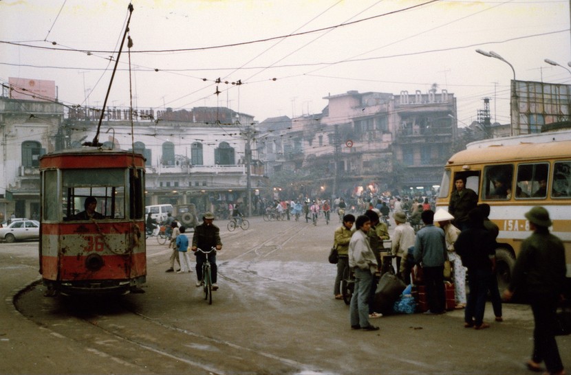 Loạt ảnh hiếm và độc về giao thông ở Hà Nội năm 1990 (1)