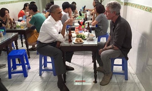 Người đàn ông ăn bún chả cùng ông Obama là ai?