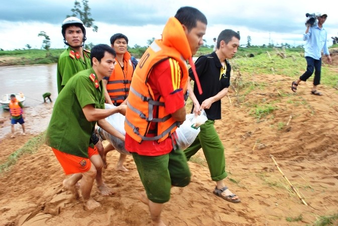 Ba mẹ con bị lũ cuốn thoát chết hi hữu