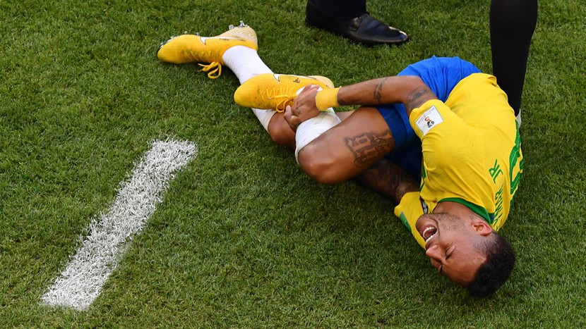 Ăn vạ quá nhiều, Neymar trở thành nỗi hổ thẹn của bóng đá 