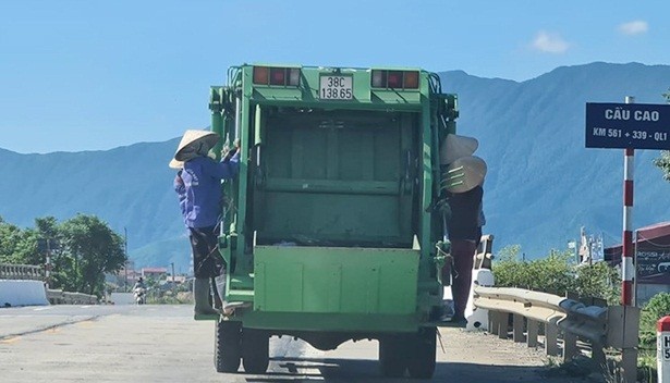 Tài xế xe rác cho 4 công nhân đu bám chạy trên đường bị tước bằng lái