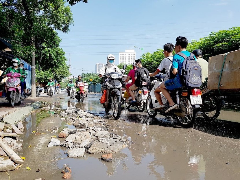 Hà Nội: Dân chật vật với con đường “không mưa cũng ngập”