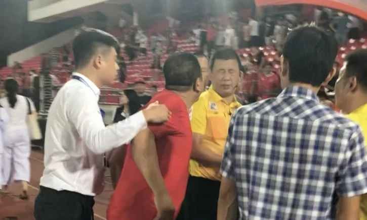 Trọng tài tại V-League và những lần bị CĐV "xâm hại" gây choáng