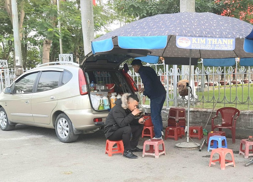 Mang ô tô đi bán trà đá, người đàn ông gây xôn xao