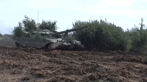 Xe tăng T-72B3 Nga sống sót thần kỳ sau khi trúng liên tiếp hai tên lửa