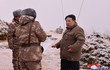 Ảnh: Ông Kim Jong Un chỉ đạo thử tên lửa phóng từ tàu ngầm