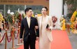Hoa hậu Đỗ Mỹ Linh xinh tươi khoác tay chồng trên thảm đỏ