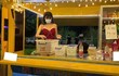 Mặc gợi cảm bán hàng, cô gái xinh đẹp hút khách nườm nượp