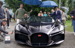 Tài xế lái Bugatti Mistral Roadster hơn 125 tỷ đồng phải cầm ô che mưa
