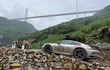 Đại gia Hải Phòng lái Porsche 911 Dakar lên cầu cao nhất thế giới