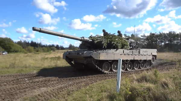 Nga "bắt sống" xe tăng Leopard 2A6, kéo từ tiền tuyến về hậu phương