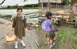 Con gái siêu mẫu Hà Anh thích thú trải nghiệm cuộc sống dân dã
