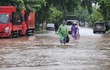 Nhiều tuyến phố Hà Nội bị ngập sâu trong cơn mưa lớn kéo dài