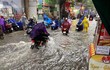 Mưa lớn khiến nhiều tuyến phố Hà Nội ngập sâu trong biển nước