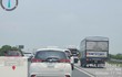 Ô tô nối đuôi vào làn khẩn cấp cao tốc Pháp Vân về Hà Nội
