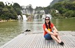 Du khách mặc áo cờ đỏ sao vàng “check in” bên thác Bản Giốc