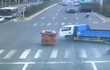 Video: Vượt đèn đỏ, hai xe tông nhau kinh hoàng ở ngay ngã tư