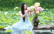 Thiếu nữ Hà Thành xiêm áo xúng xính chụp ảnh bên sen trắng