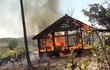 Bộ đội giúp gia đình khó khăn dựng lán tạm khi nhà cháy rụi
