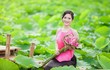 Thiếu nữ Hà Thành đẹp dịu dàng bên hoa sen hồ Tây