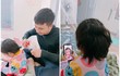 Học cắt tóc trên mạng, ông bố trổ tài nhìn mà ngã ngửa