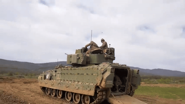 Thiết giáp Bradley thể hiện uy lực mạnh mẽ trong tay binh lính Ukraine