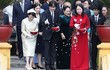 Hoàng Thái tử Nhật Bản và Phó Chủ tịch nước Võ Thị Ánh Xuân thăm khu di tích Nhà sàn và ao cá Bác Hồ