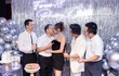 Vợ chồng Phương Oanh - Shark Bình khóa môi tình tứ trong tiệc sinh nhật