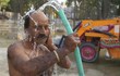 Người dân Ấn Độ “oằn mình” chống chọi nắng nóng hơn 45 độ C