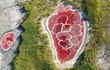Kinh ngạc hồ nước “trái tim” màu đỏ kỳ lạ giữa sa mạc