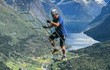 Rùng mình hành trình leo thang dây lên núi Na Uy ngắm cảnh 