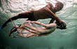 Kỳ lạ bộ tộc “người cá”, lặn sâu dưới biển để kiếm ăn