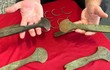Dùng máy dò kim loại, phát hiện kho báu quý giá 3.600 năm