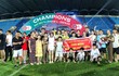 Em gái Văn Toàn "kéo" gia đình chúc mừng anh trai vô địch V-League