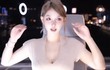 Đang livestream thì ngủ quên, gái xinh lộ khoảnh khắc nhạy cảm