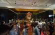 Đông đảo người dân cung kính chiêm bái xá lợi Đức Phật 