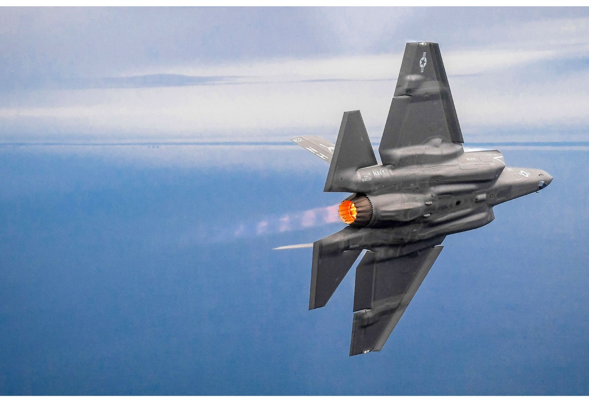 [e-Magazine] Tiem kich F-35C co xung la 