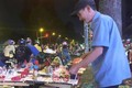 Chú bán thiệp giấy giữa Sài Gòn và món quà đặc biệt từ cô gái trẻ, 300 tấm thiệp đã được bán sau 1 đêm